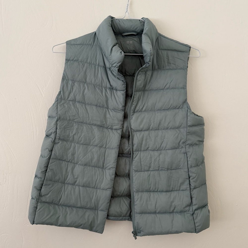 Uniqlo Ultralight Down Vest Size Medium Light Blue